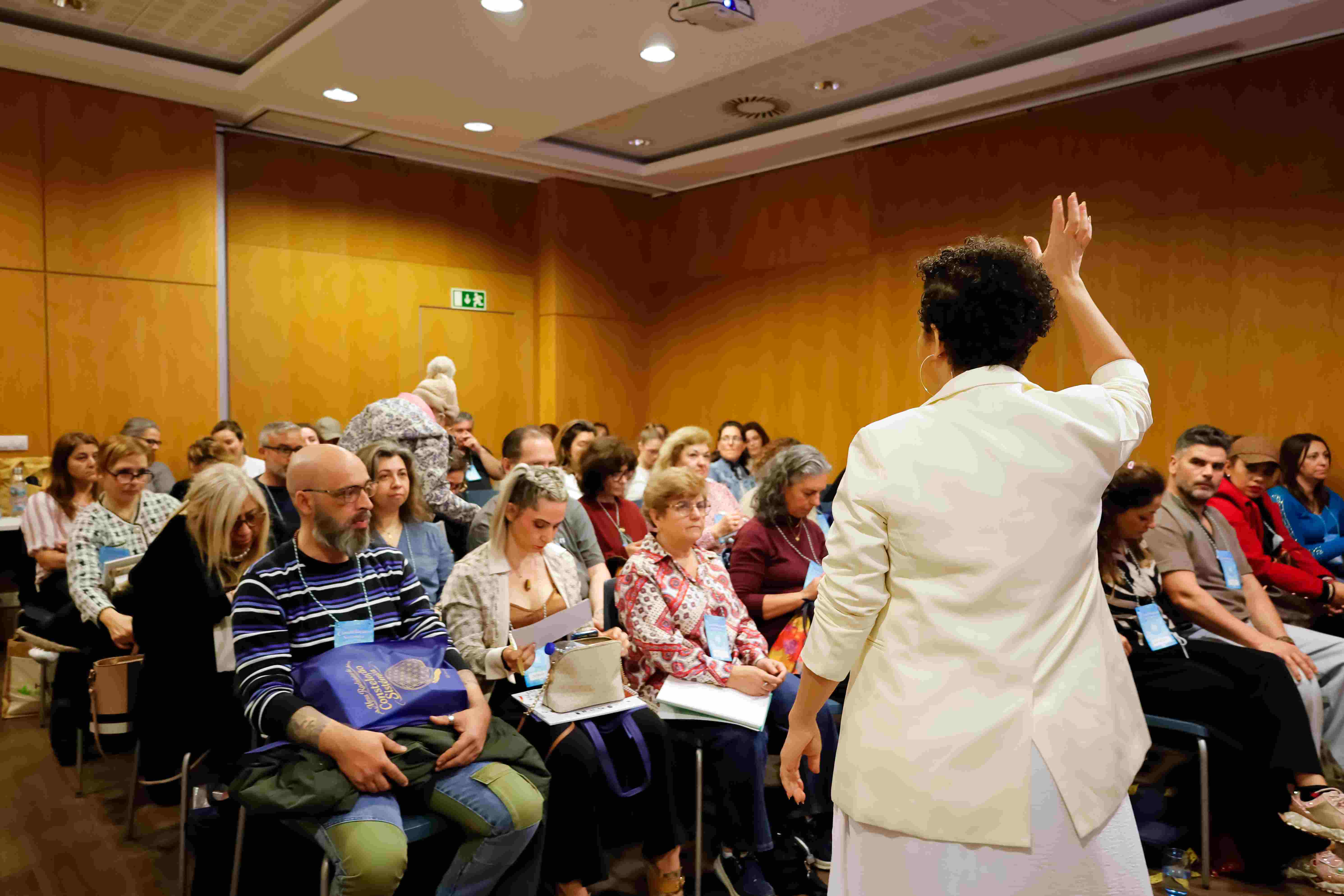 Nayane Lopes com turma da Formação Mesa Radiônica de Constelação